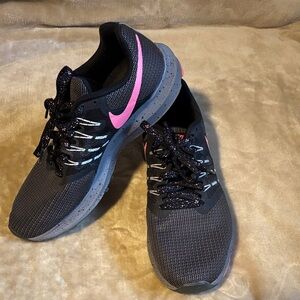 Nike Women's Black and Pink Athletic Shoes